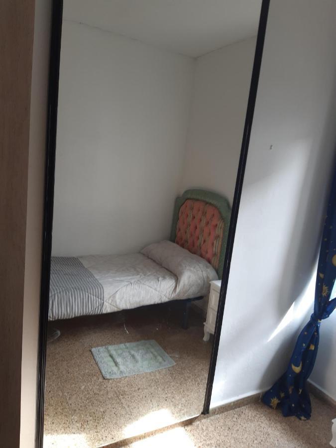 Room In Guest Room - Peaceful Accommodation In Madrid Near Atocha Exterior foto