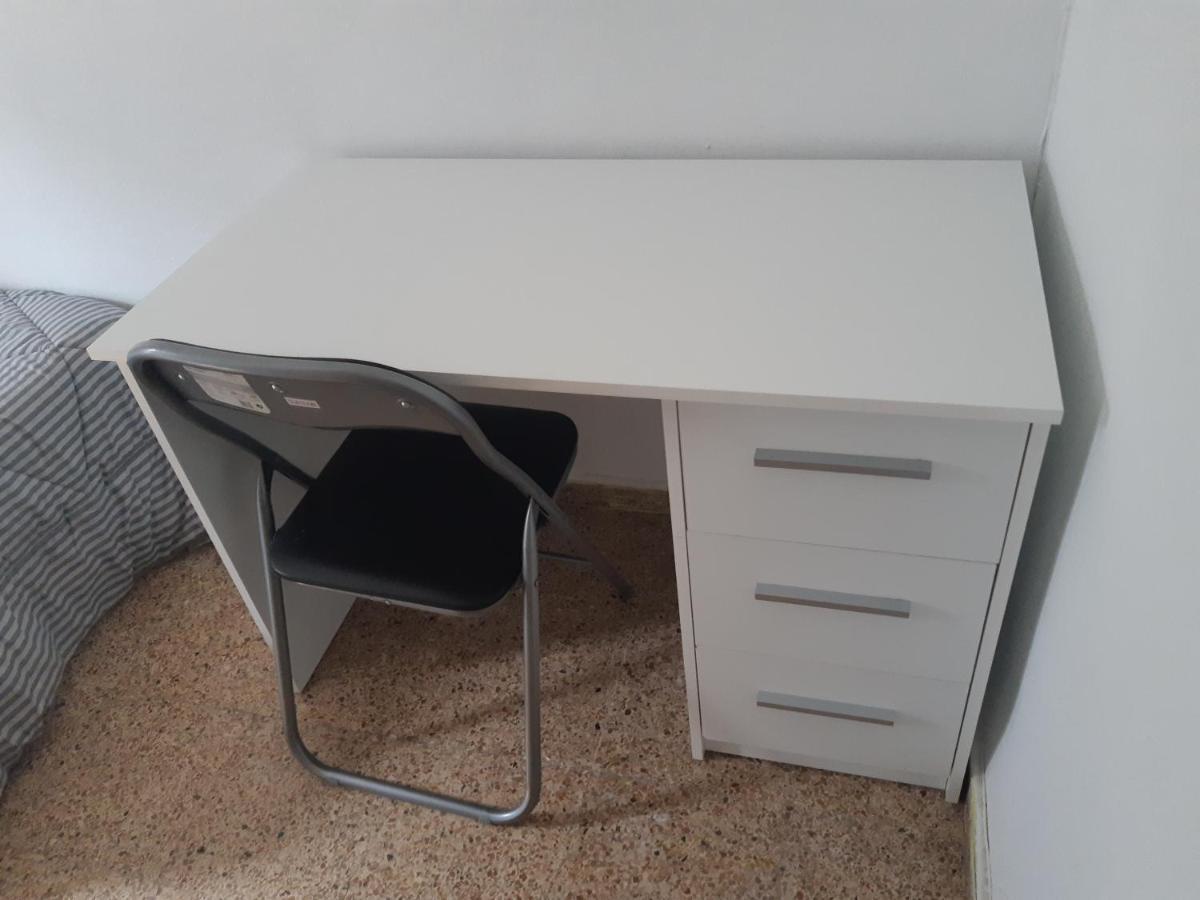 Room In Guest Room - Peaceful Accommodation In Madrid Near Atocha Exterior foto
